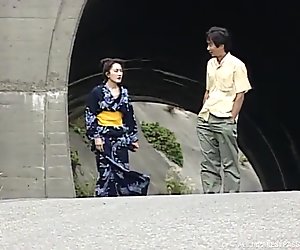 Một geisha bị trói vào một cái cây và bị đày đọa trong rừng
